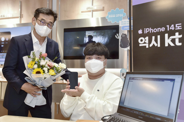 KT 1호 개통 고객 유호영씨(오른쪽)가 김병균 KT Device 사업본부장(상무)과 기념 촬영을 하고 있다. [KT 제공]