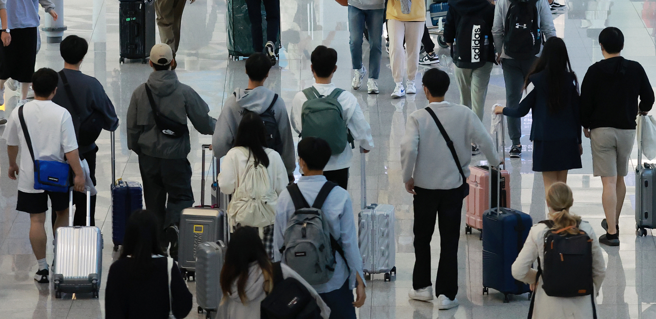 인천국제공항 제1여객터미널에서 이용객들이 출국장으로 향하고 있다. [연합]