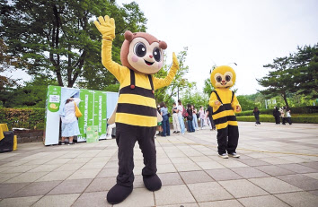 “1시간 스트리밍=일회용컵 2.5개”...Z세대 팬덤의 집단경고 [헤럴드 뷰]