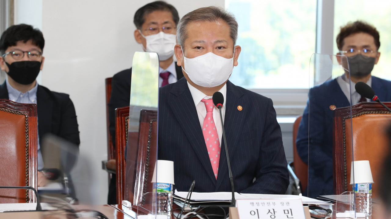 이상민 행정안전부 장관이 7일 국회에서 열린 국민의힘 화상 의원총회에 정부조직법 개편안에 관해 설명하기 위해 참석, 자리에 앉아 있다. [연합]