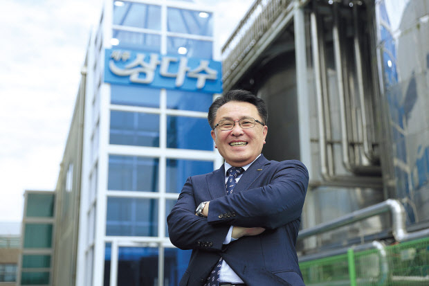 제주개발공사는 지난 1998년부터 한라산에서 생산하는 삼다수로 34년째 먹는 샘물 시장에서 부동의 1위를 지키고 있다. ‘삼다수의 고향’인 이곳에서 고운봉 제주개발공사 상임이사를 만났다. [제주개발공사 제공]