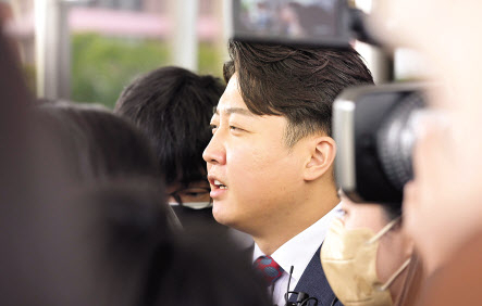 법원이 6일 이준석 국민의힘 전 대표가 정진석 비상대책위원회 위원장을 상대로 직무집행을 정지시켜달라는 가처분 신청을 기각한데 이어 당 중앙윤리위원회가 7일 이 전 대표에 대해 ‘당원권 정지 1년’의 추가 징계를 결정하면서 향후 여당의 당권 향방과 이 전 대표의 행보에 관심이 모인다. 사진은 지난 6일 비대위 회의를 주재하는 정 위원장(위쪽)과 지난달 28일 서울 남부지방법원에 출석한 이 전 대표. [이상섭 기자·연합]