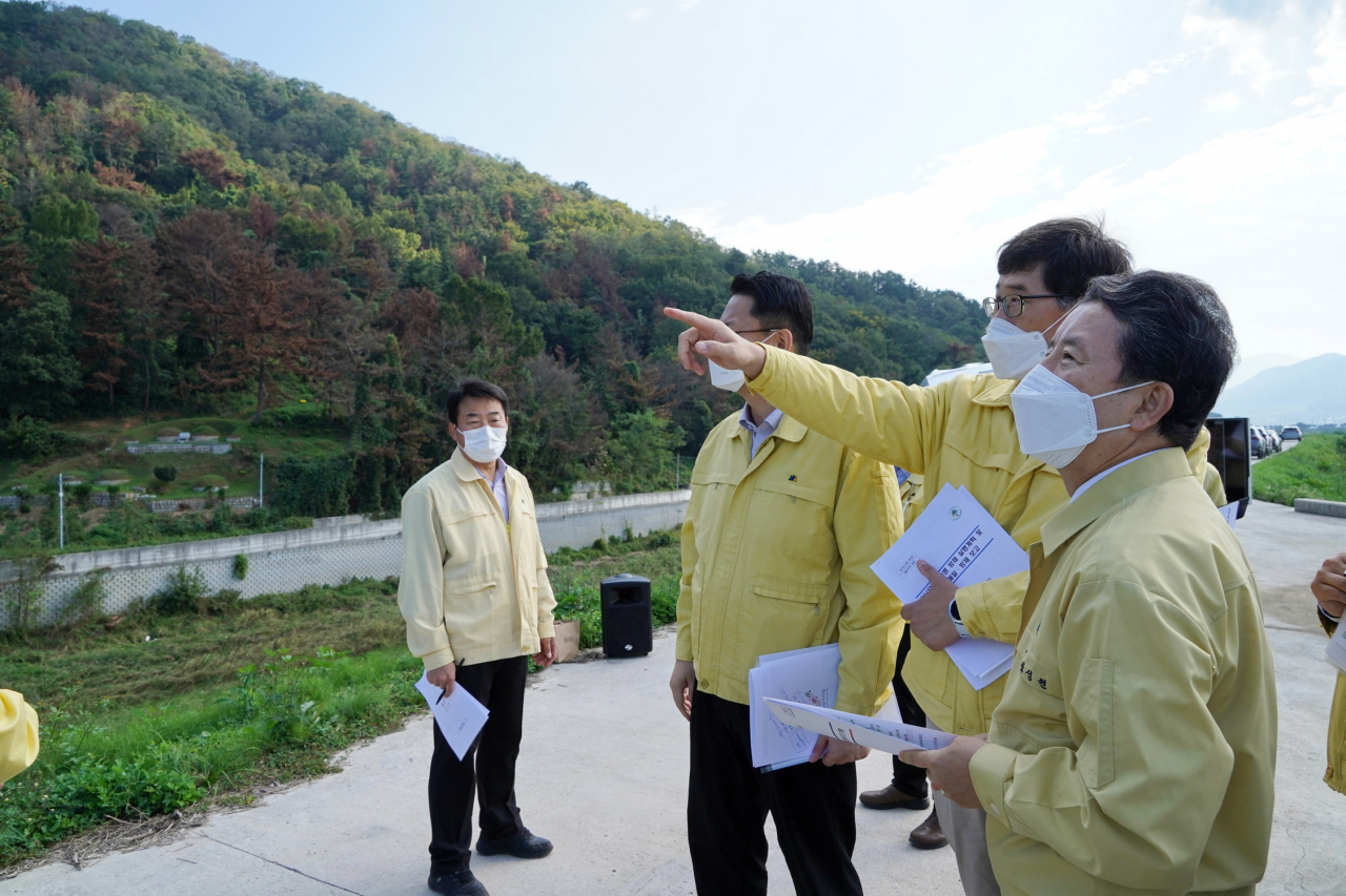 남성현 산림청장(오른쪽 첫번째) 밀양시 밀양시 소나무재선충병 피해지 현장 점검〈사진=산림청 제공〉