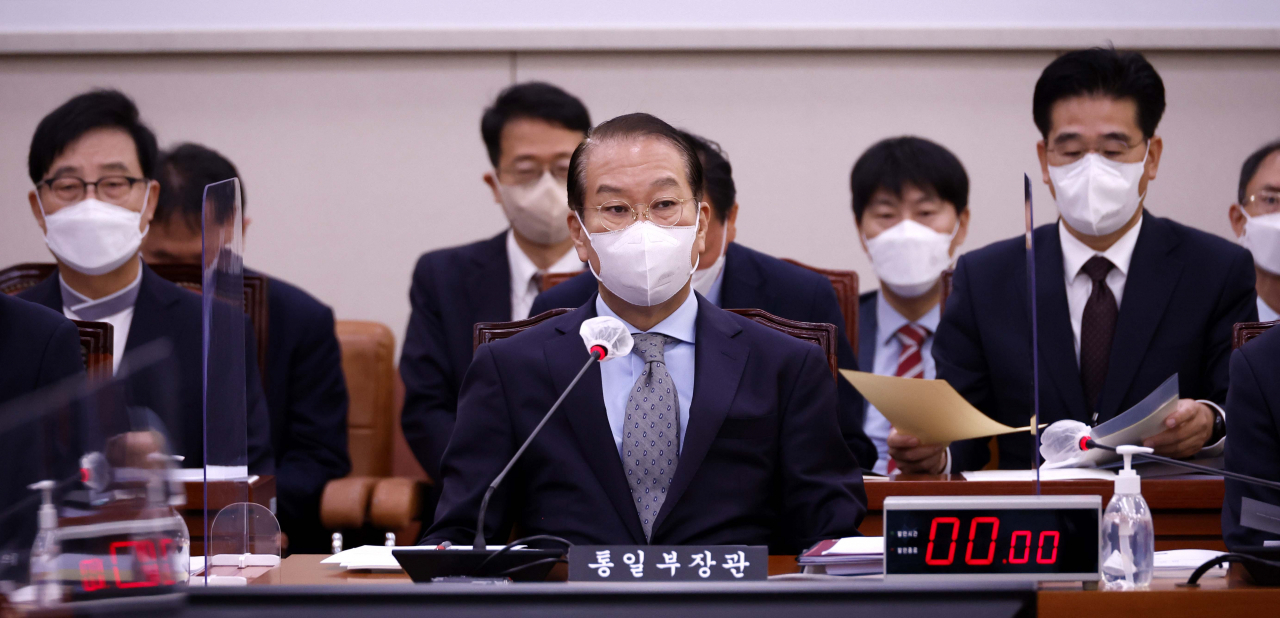 권영세 통일부 장관이 7일 국회 외통위 국정감사에 출석해 감사 개시를 기다리고 있다. [연합]
