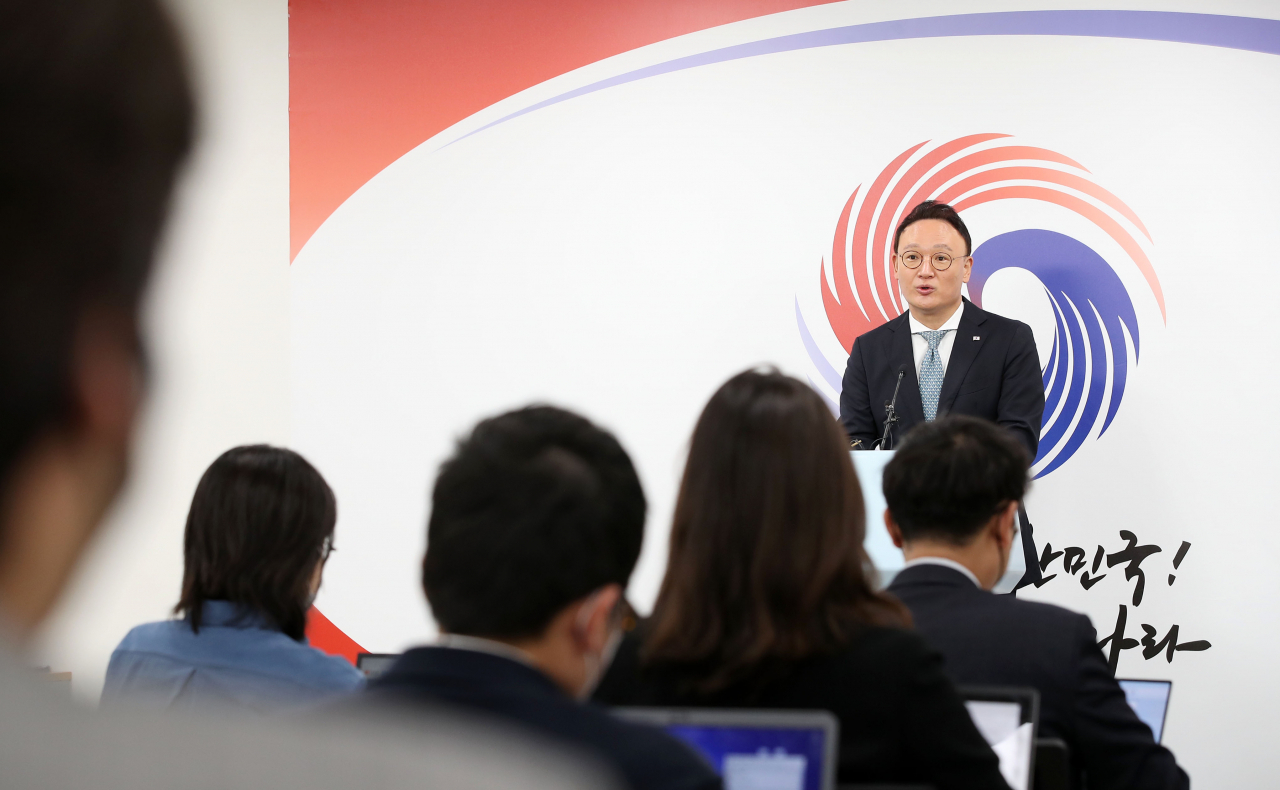 안상훈 대통령실 사회수석이 7일 오전 서울 용산 대통령실 청사 오픈라운지에서 여성가족부 폐지와 관련해 브리핑하고 있다. [연합]