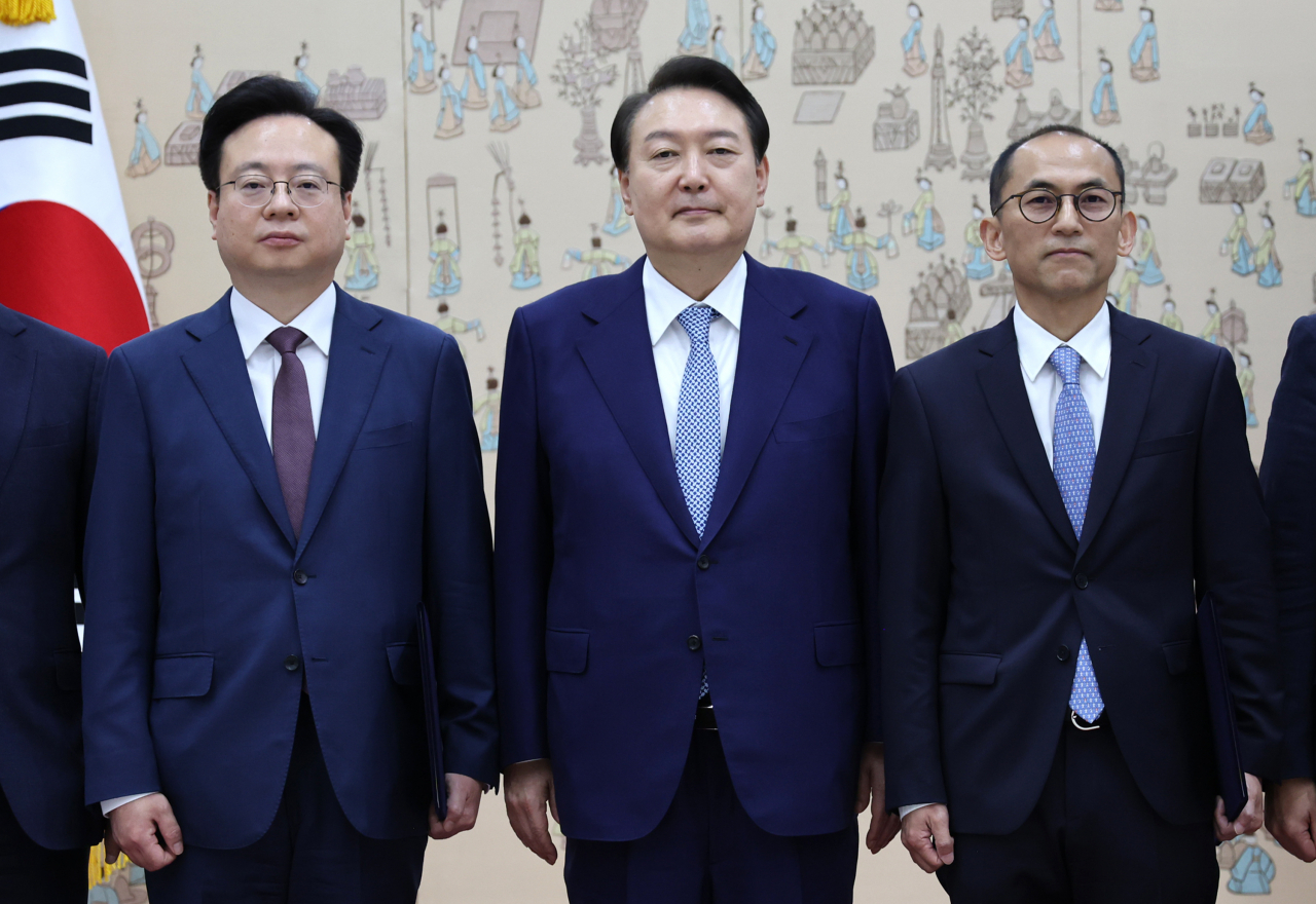 윤석열 대통령이 7일 오전 서울 용산 대통령실 청사에서 조규홍 보건복지부 장관(왼쪽)과 고학수 개인정보보호위원회 위원장에게 임명장을 수여한 뒤 기념촬영을 하고 있다. [연합]