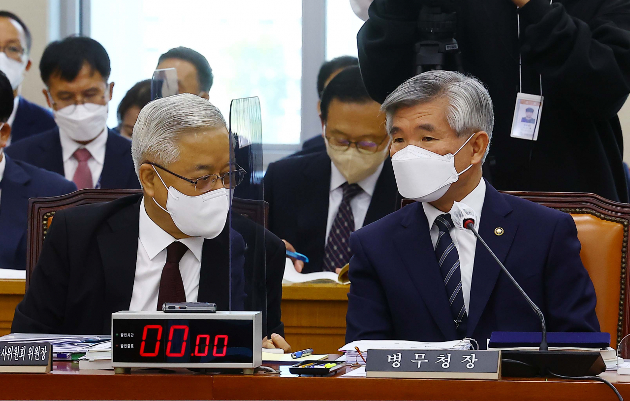 7일 국회에서 열린 국방위원회의 5.18민주화운동 진상규명조사위원회와 병무청에 대한 국정감사에서 송선태 5.18 민주화운동 진상규명조사위원장(왼쪽)과 이기식 병무청장이 대화하고 있다. [연합]