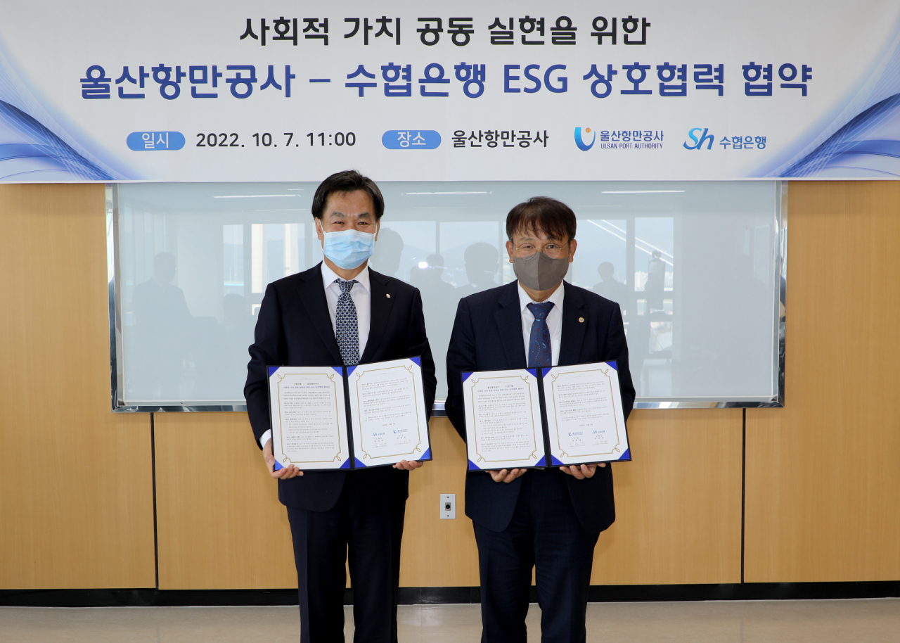 Sh수협은행은 7일 울산광역시 남구 울산항만공사 본사에서 해양환경보호 및 사회적 가치 제고 실천 상호협력을 위한 ‘ESG 상호협력 업무협약’을 체결했다. 김진균 수협은행장(왼쪽)과 김재균 울산항만공사 사장이 기념촬영을 하고 있다.[Sh수협은행 제공]