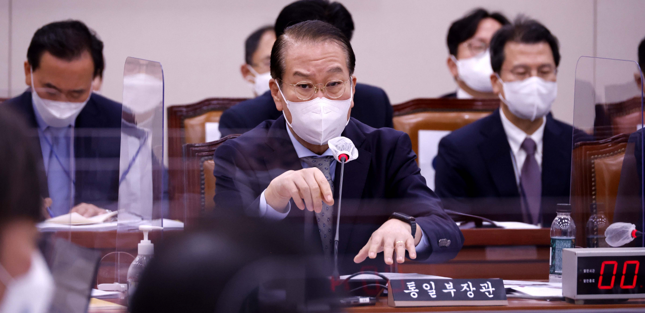 권영세 통일부 장관이 7일 열린 국회 외통위 국정감사에서 의원 질의에 답변하고 있다. [연합]