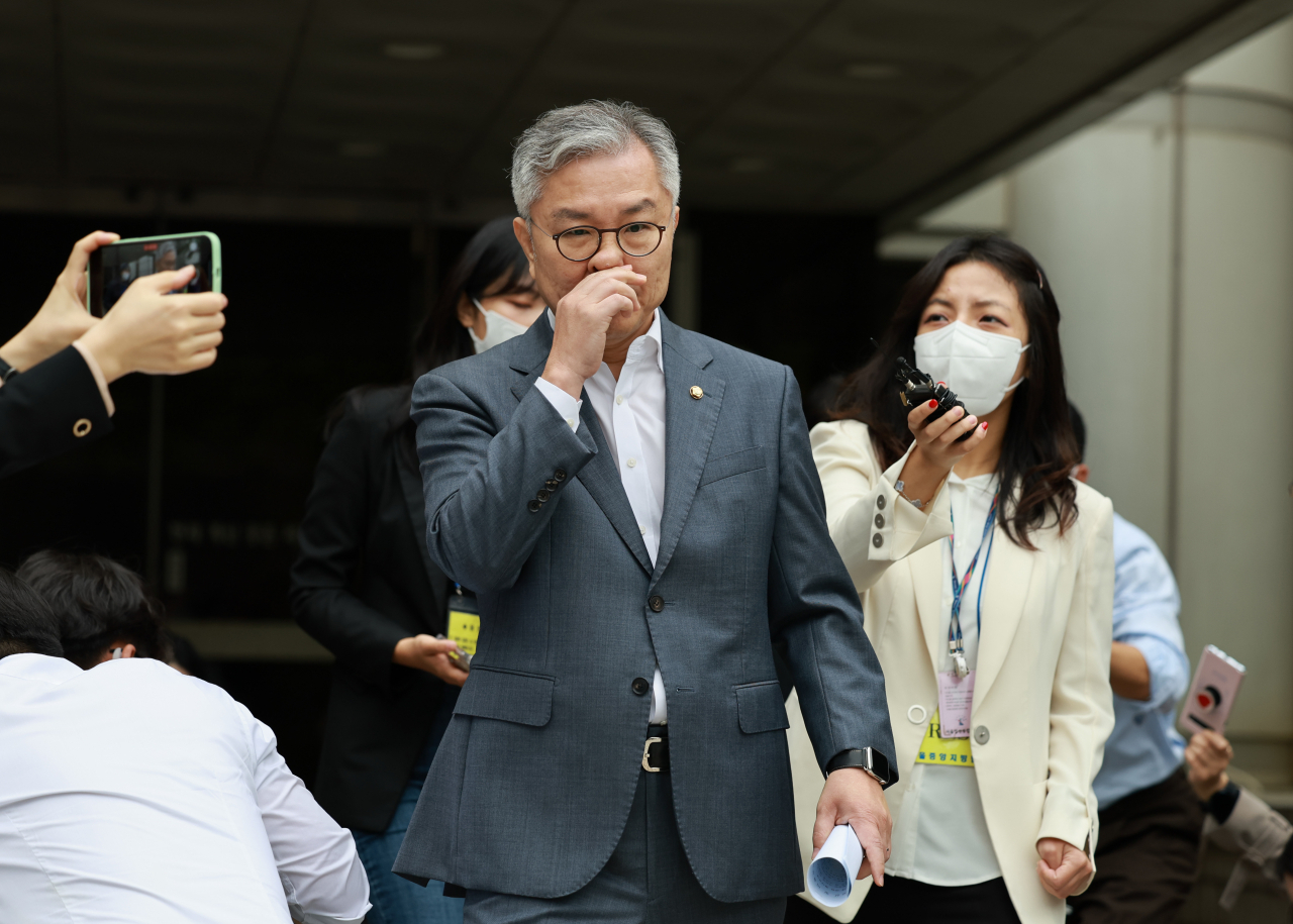 이동재 전 채널A 기자의 명예를 훼손한 혐의로 기소된 더불어민주당 최강욱 의원이 지난 4일 서울 서초구 중앙지방법원에서 열린 1심 공판에서 무죄선고를 받고 법정을 나서며 취재진의 질문에 답하고 있다. [연합]
