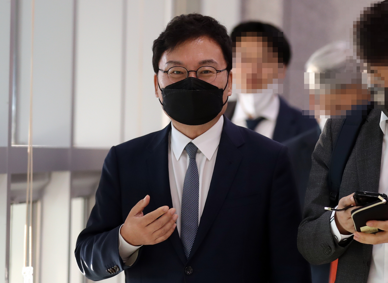 수백억원대 이스타항공 횡령·배임 사건으로 재판에 넘겨진 이상직 전 의원이 지난 5일 전북 전주시 덕진구 전주지법에서 열린 항소심 결심 공판을 마친 뒤 법원을 나오고 있다. [연합]