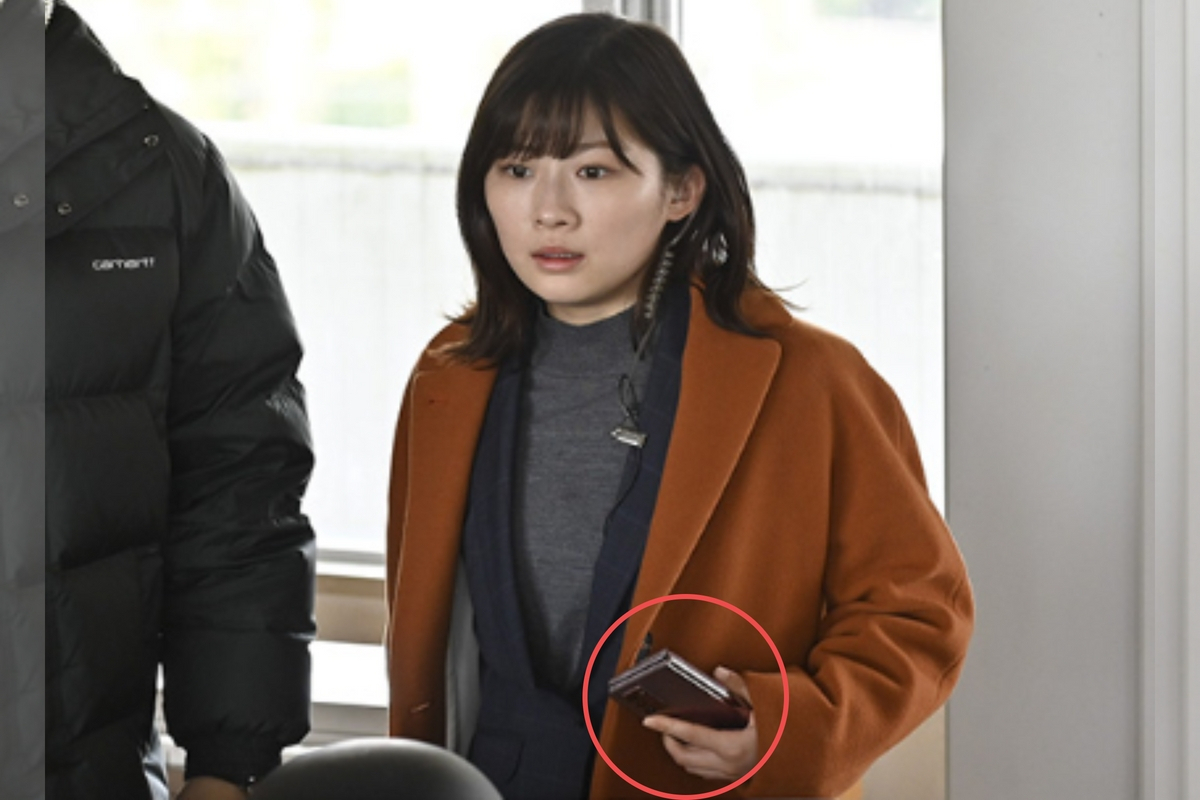 일본 드라마 ‘미스터리라 하지말지어라’ 속에 등장한 삼성전자 갤럭시 폴더블폰 [채널w 트위터 캡처]
