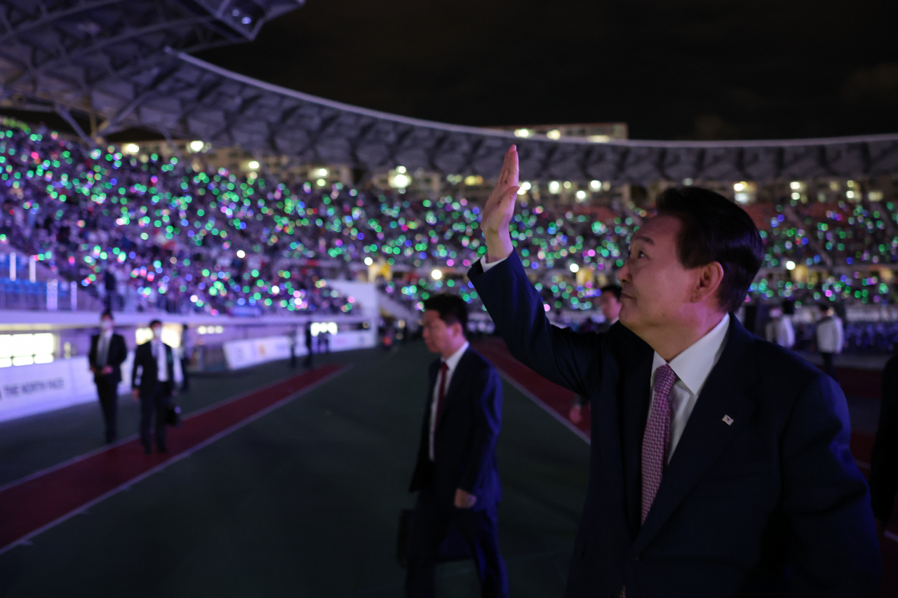 윤석열 대통령이 7일 오후 울산종합운동장에서 열린 제103회 전국체육대회 개회식에 참석, 인사하고 있다. [연합]