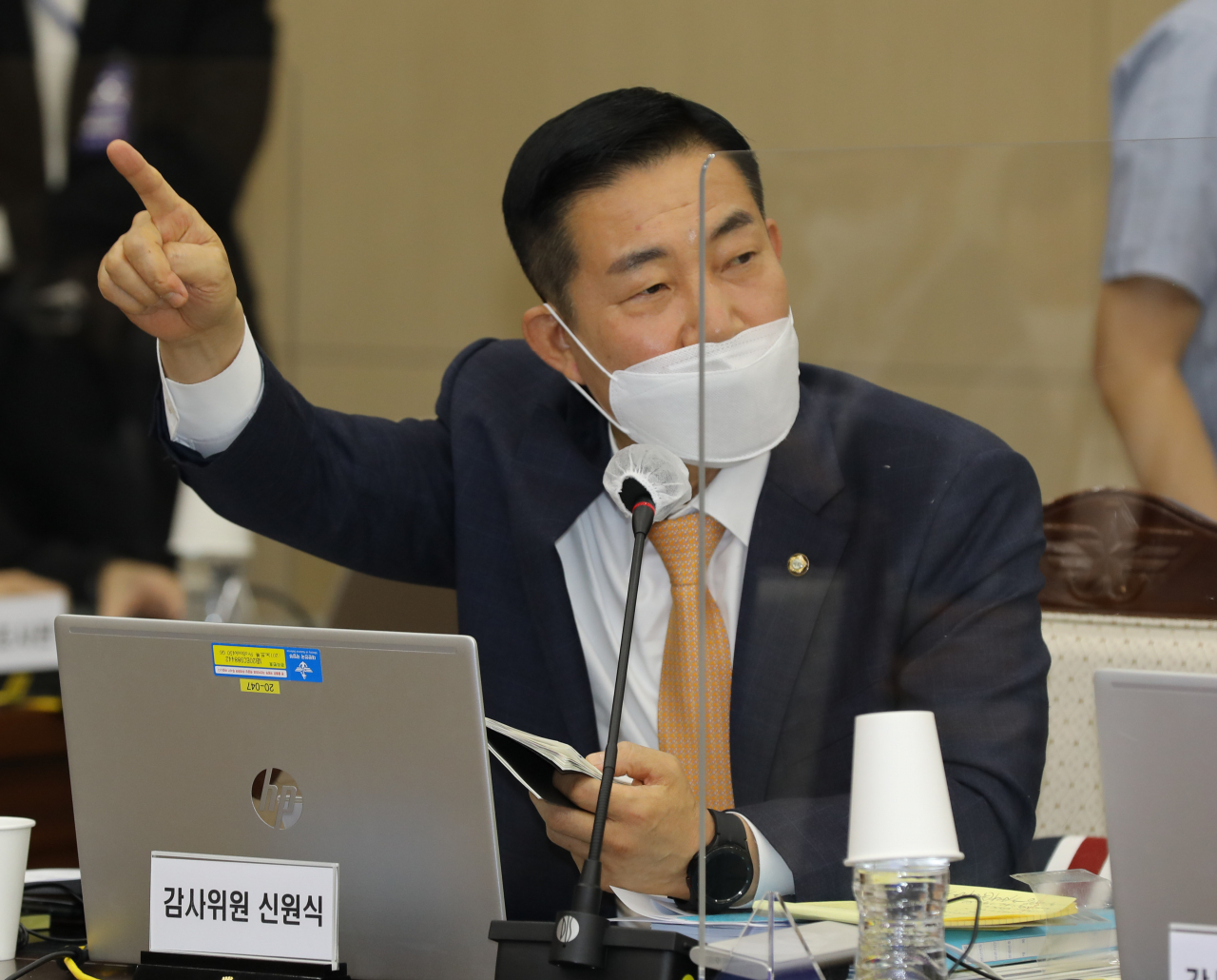 신원식 국민의힘 의원이 6일 서울 용산구 합동참모본부에서 열린 국정감사에서 질의하고 있다. [연합]