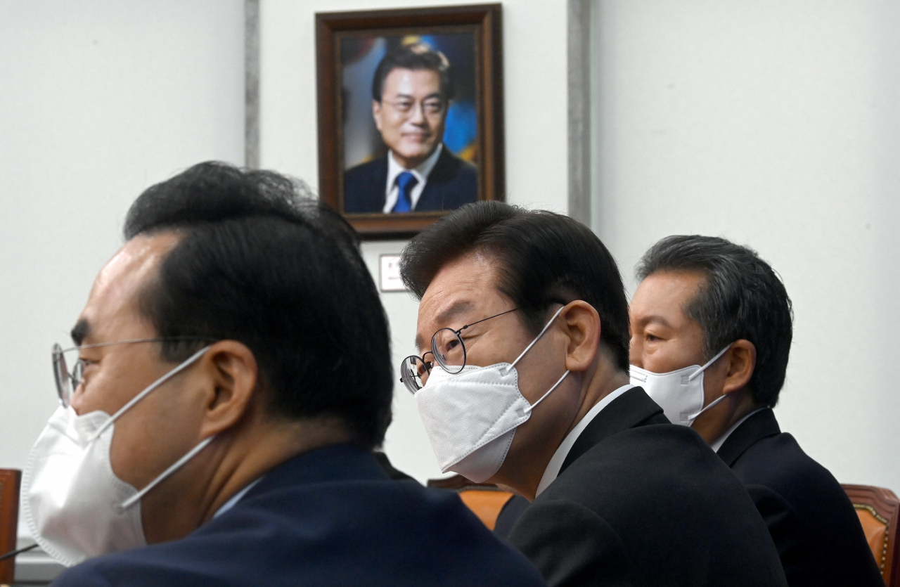 더불어민주당 이재명 대표가 7일 국회에서 열린 최고위원회의에서 최고위원들의 발언을 듣고 있다. [연합]
