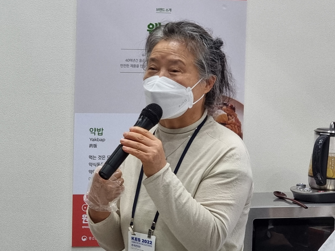 지난 4일 서울 강남구 코엑스에서 열린 ‘2022 스마트비즈엑스포’에서 전통떡 업체 ‘웬떡마을’의 이규봉 대표가 삼성전자의 스마트공장 지원사업에 참여한 소감을 전하고 있다. 김지헌 기자.