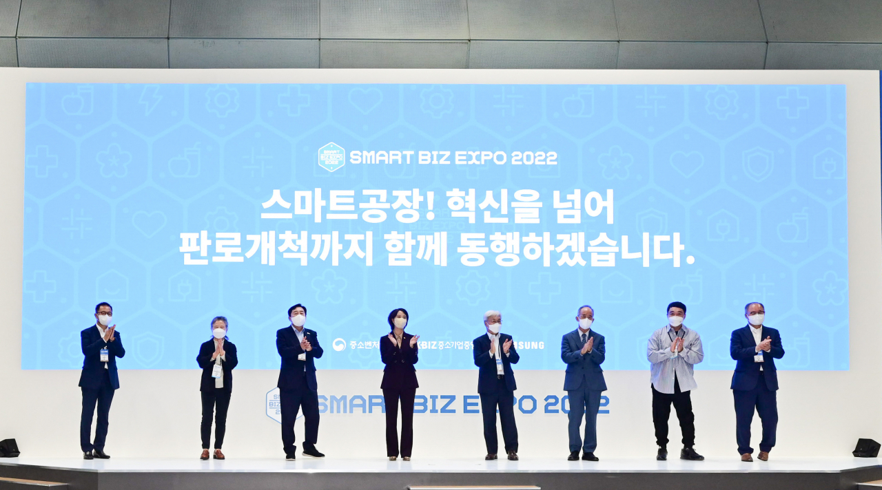 4일 서울 강남구 코엑스에서 열린 '2022 스마트비즈엑스포' 개막식에 참석한 관계자들이 기념 사진을 촬영하고 있다.[삼성전자 제공]