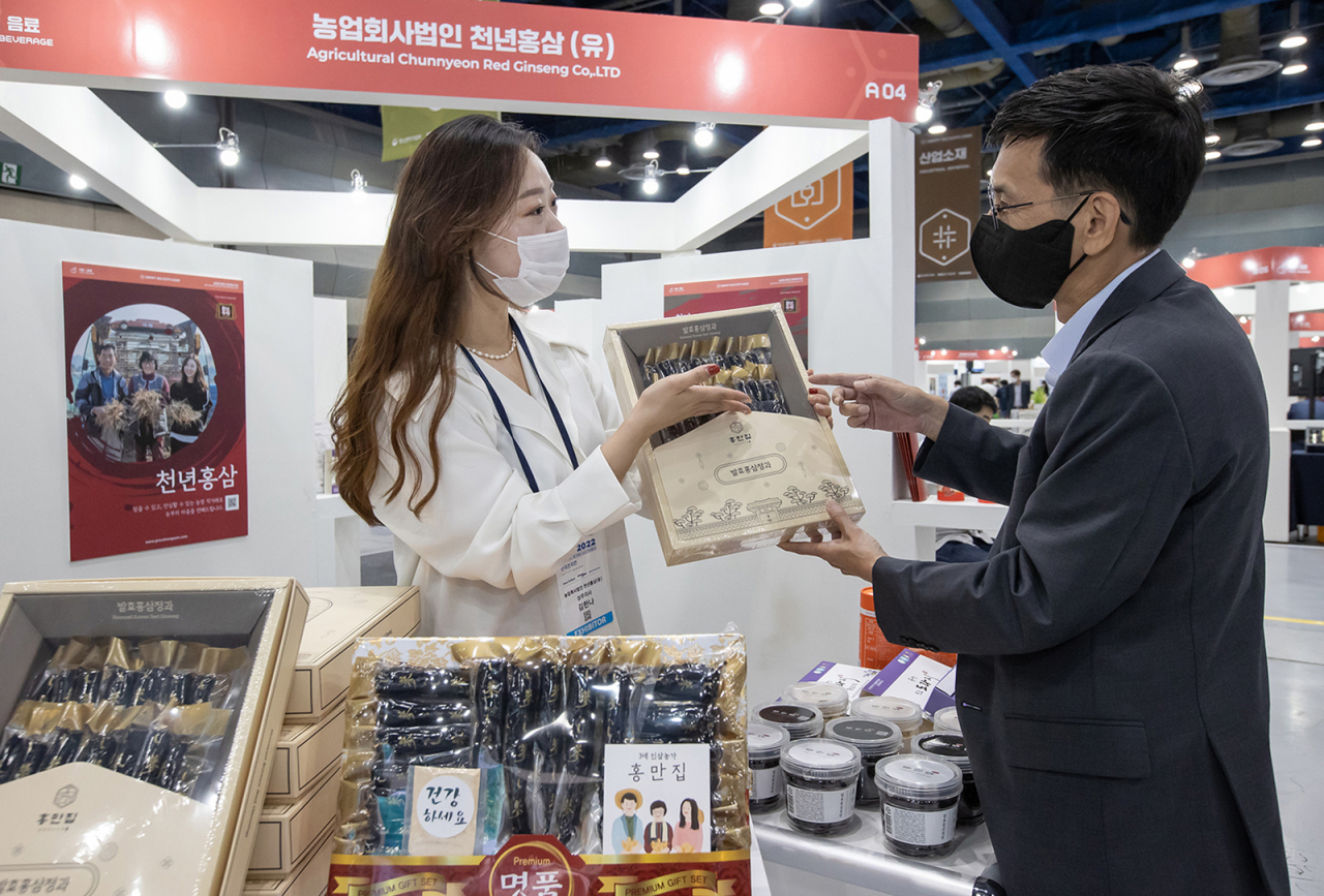 4일 서울 강남구 코엑스에서 열린 '2022 스마트비즈엑스포'에 참가한 홍삼가공기업 '천년홍삼' 김한나 실장이 홍삼정과를 선보이고 있다.[삼성전자 제공]