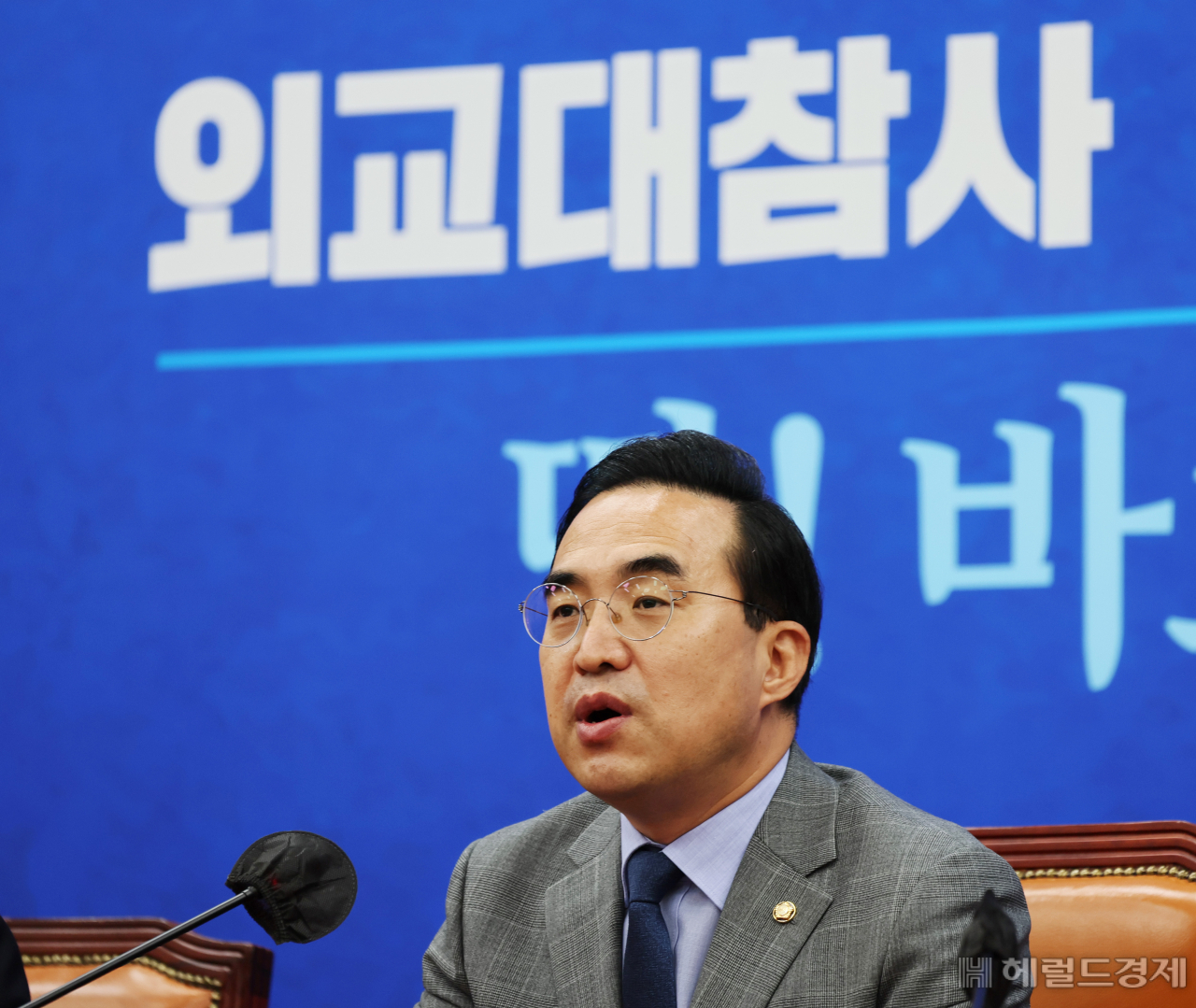 박홍근 더불어민주당 원내대표가 6일 국회에서 열린 국정감사대책회의에 참석. 모두발언을 하고 있다. 이상섭 기자