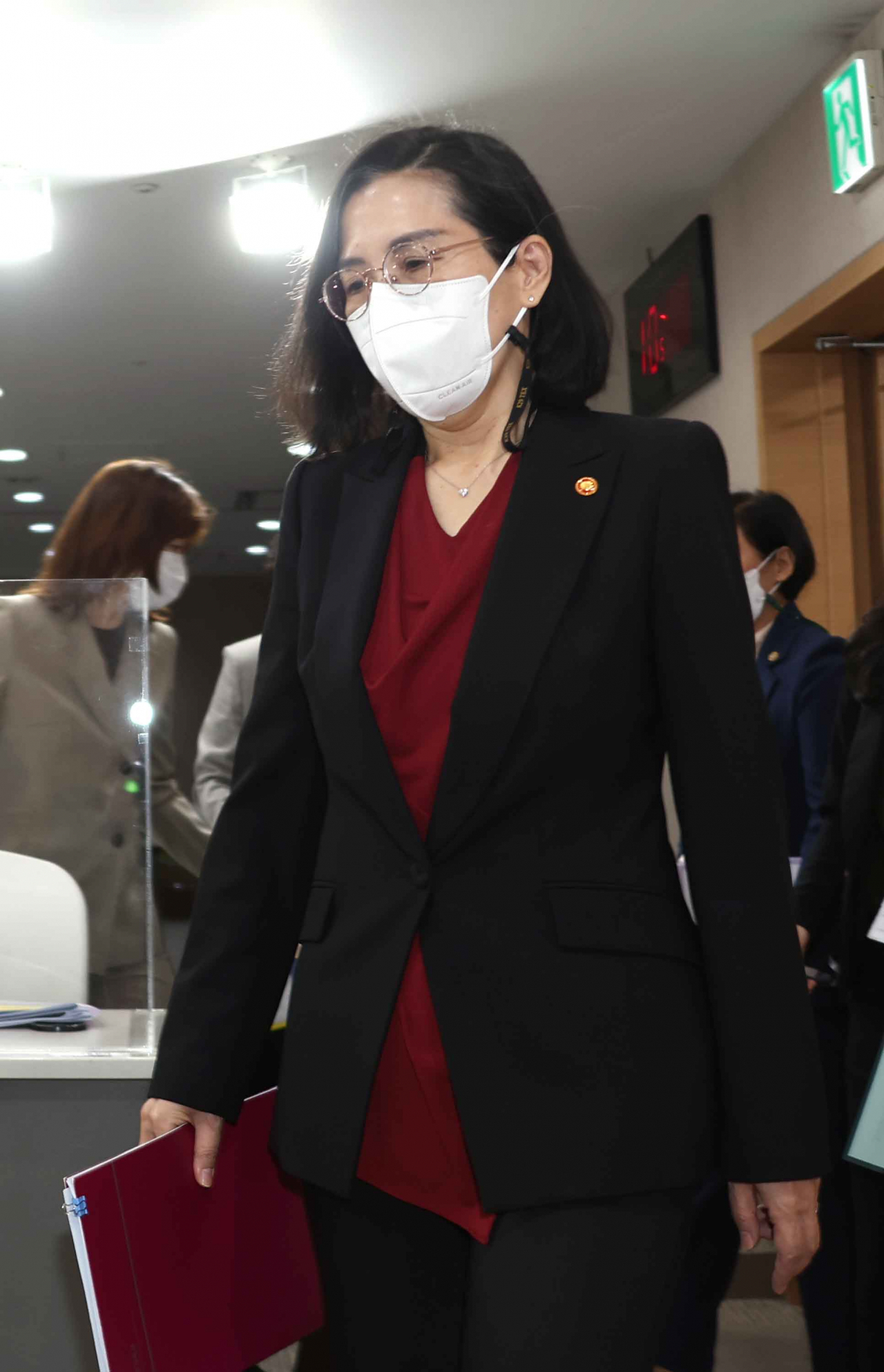 김현숙 여성가족부 장관이 7일 정부서울청사 브리핑실에서 여가부를 폐지하는 정부조직 개편방안과 관련해 설명회를 하기 위해 입장하고 있다. [연합]