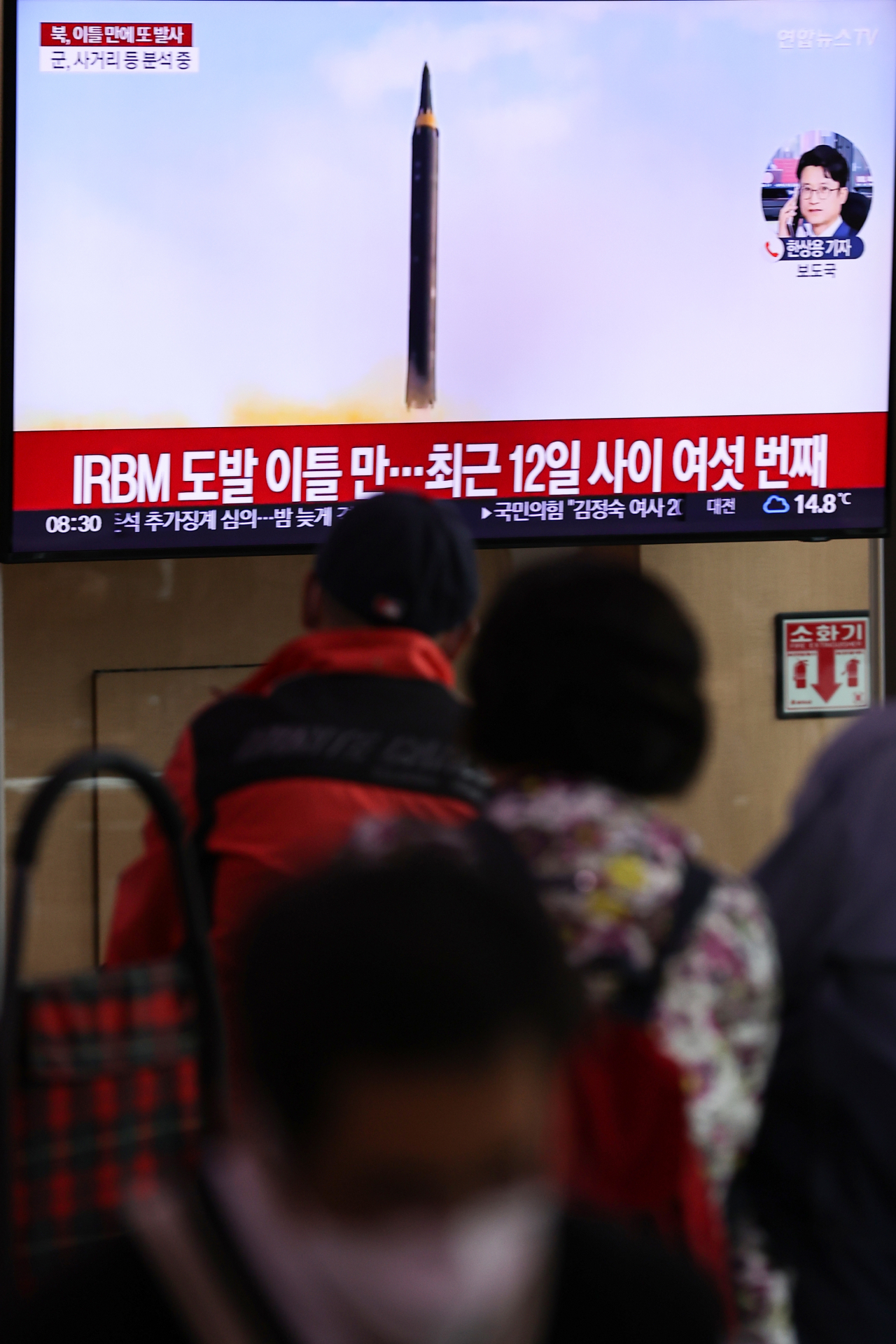 북한이 6일 오전 평양에서 동해상으로 단거리 탄도미사일 2발을 발사했다. 북한은 지난 4일 자강도 무평리 일대에서 태평양으로 중거리 탄도미사일을 발사한 데 이어 이틀 만에 다시 탄도미사일을 발사했다. 지난 12일 간 북한의 미사일 발사는 총 6회로 이틀에 한번 꼴이다. 사진은 이날 서울역 대합실에서 북한 미사일 관련 뉴스를 시청하고 있는 시민들. [연합]