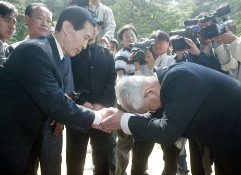2005년 5월 경기도 남양주시 홍릉에서 명성황후 시해범 중 한 명인 구니모토 시게 아키의 외손자 가와노 다쓰미(오른쪽)씨가 고종의 손자 이충길씨에게 사죄하고 있다.[연합]