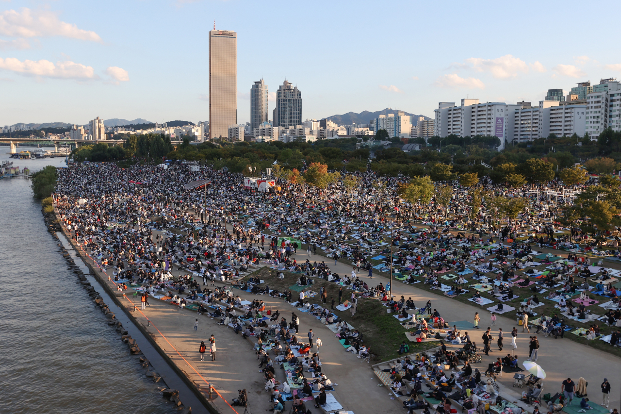 서울세계불꽃축제가 3년 만에 개최되는 8일 오후 서울 여의도 한강공원이 시민들로 붐비고 있다. [연합]