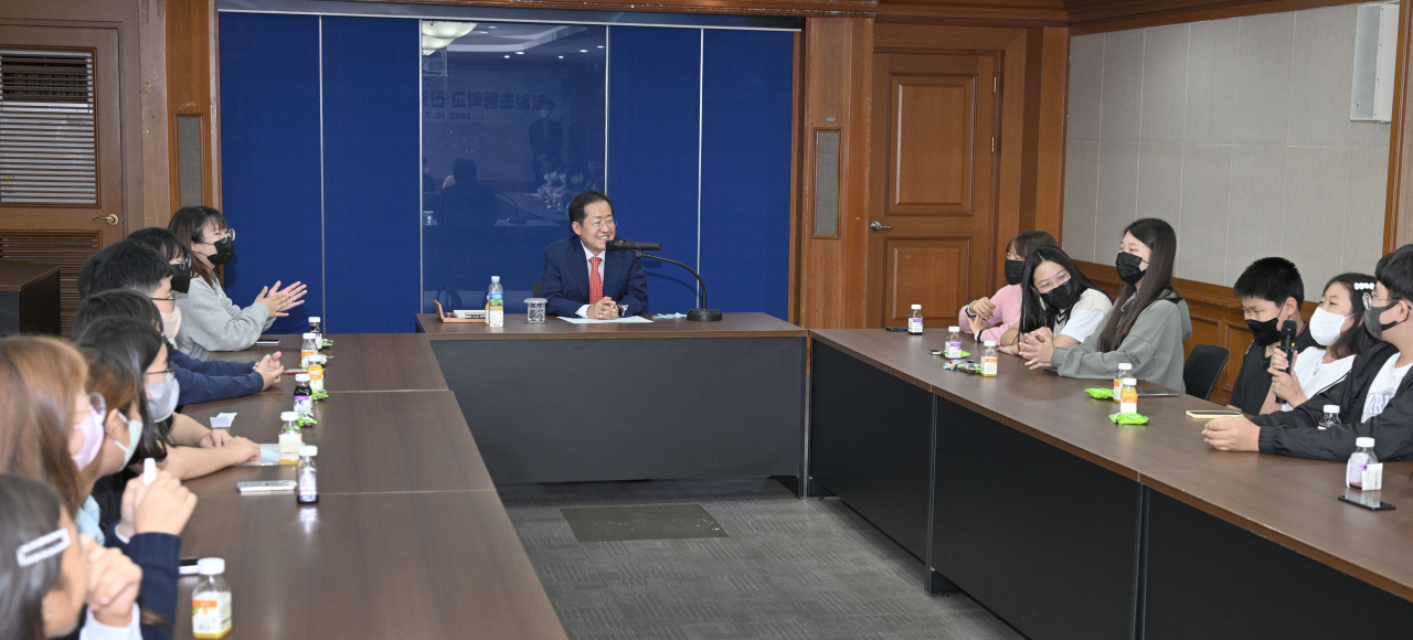 홍준표 대구시장이 7일 시청을 찾은 구미 형일초 학생들과 이야기를 나누고 있다.[대구시 제공]