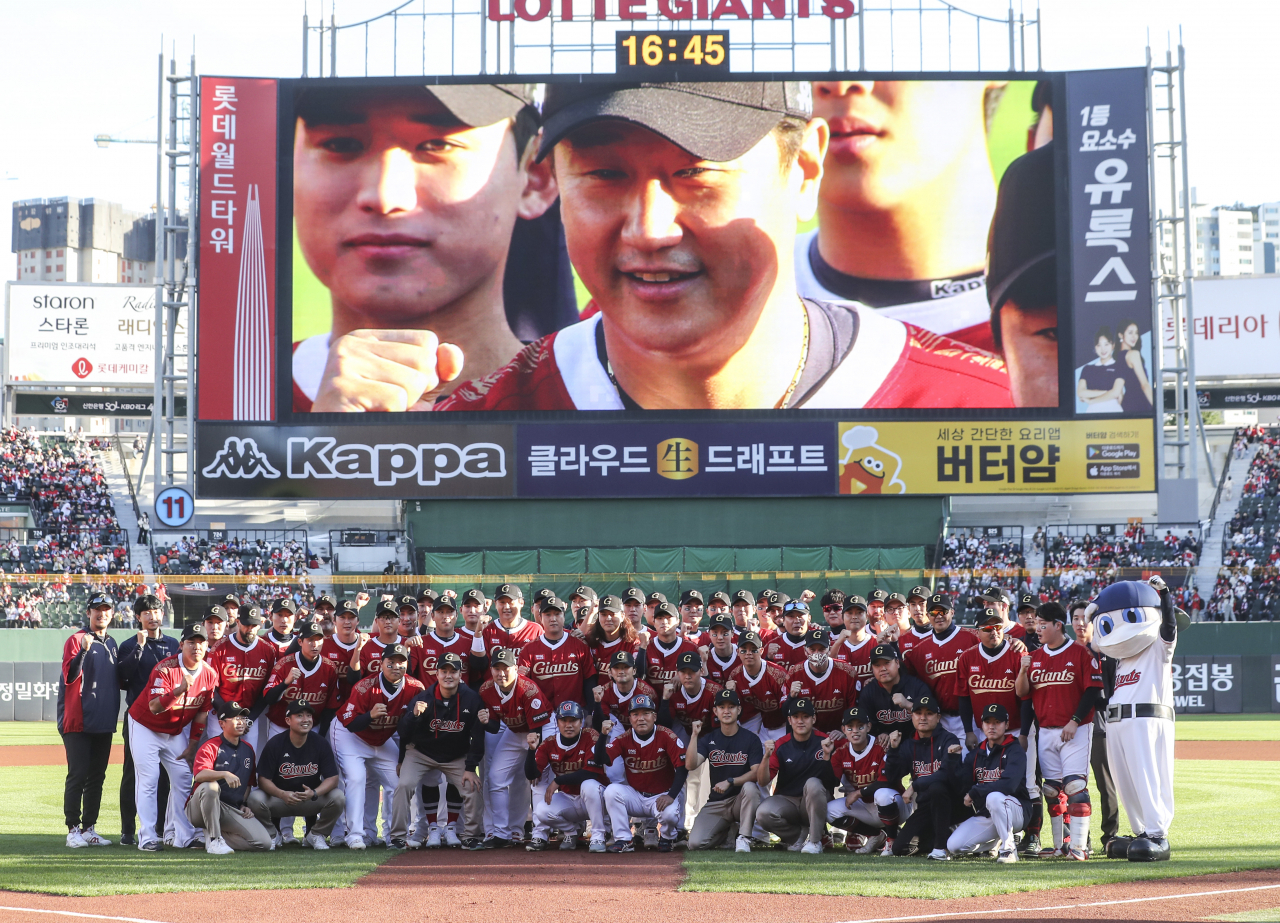 8일 오후 부산 사직야구장에서 열린 프로야구 LG 트윈스와 롯데 자이언츠 정규시즌 마지막 경기전 진행된 은퇴 행사에서 롯데 이대호가 동료 선수들과 기념 촬영을 하고 있다. 연합뉴스