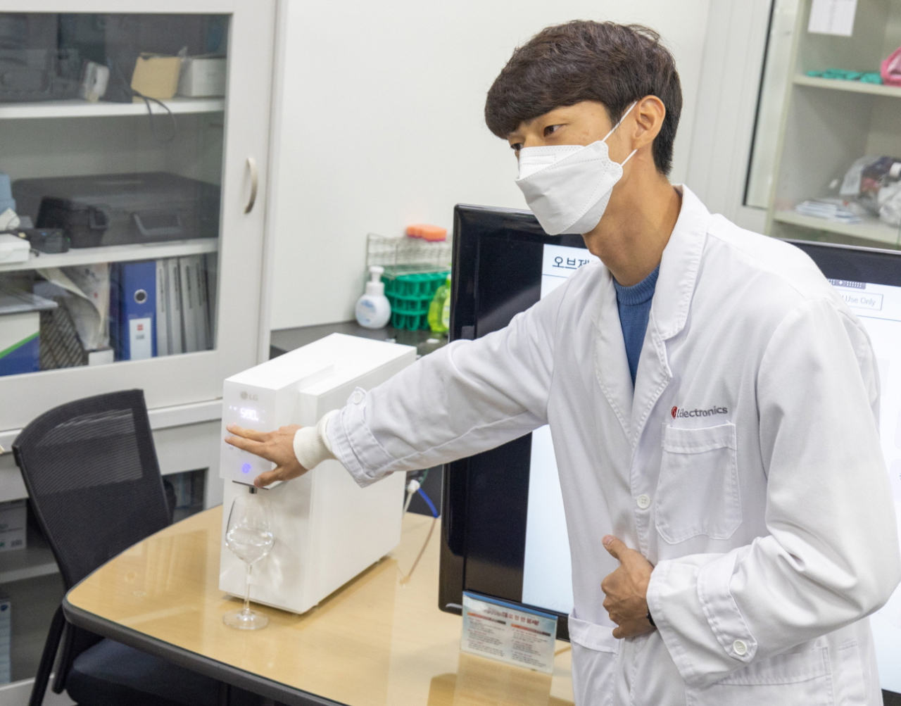 LG전자 연구원이 음성만으로 출수량을 정밀하게 설정하고 물을 받을 수 있는 '퓨리케어 오브제컬렉션 정수기'를 설명하고 있다.[LG전자 제공]