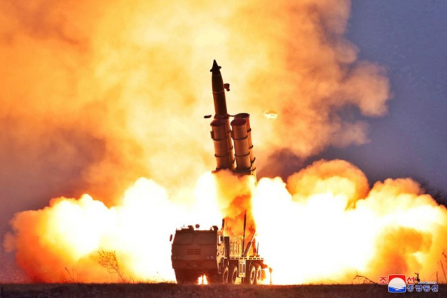 북한이 9일 동해상으로 단거리 탄도미사일(SRBM) 2발을 발사했다고 합동참모본부가 밝혔다. 사진은 북한의 초대형 방사포 KN-25가 과거에 발사되는 장면. [연합]