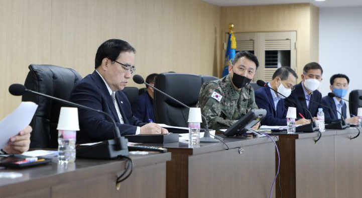 북한이 동해상으로 탄도미사일 2발을 발사한 1일 서울 용산 대통령실 청사 지하 국가위기관리센터에서 김성한 국가안보실장이 긴급 국가안전보장회의(NSC) 상임위원회 회의를 주재하고 있다. [연합]