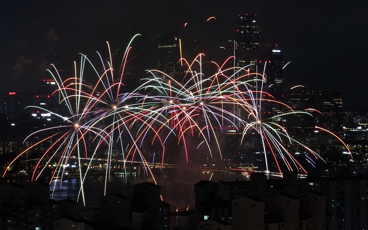 8일 오후 서울 여의도 한강공원 일대에서 열린 '한화와 함께하는 서울세계불꽃축제 2022'에서 화려한 불꽃이 밤하늘을 수놓고 있다. 3년 만에 열리는 이번 행사의 주제는 '위 호프 어게인'이다. 코로나19로 지친 일상을 위로하고 다시 꿈과 희망의 불꽃을 쏘아 올린다는 의미다. [연합]