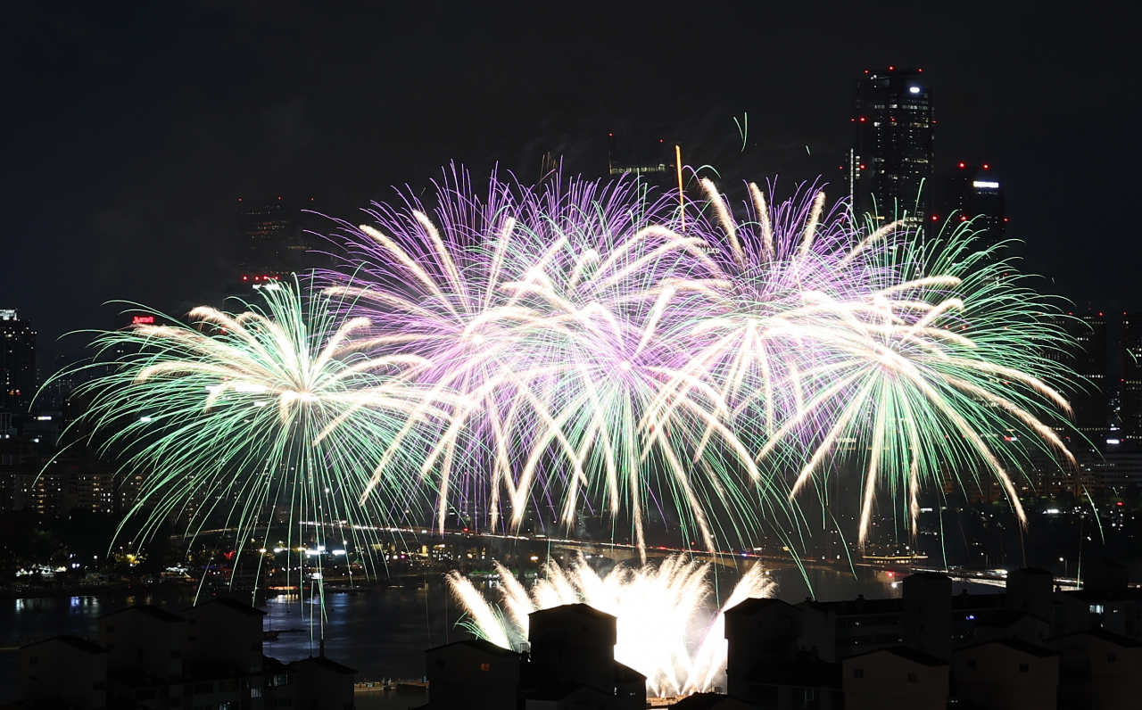 8일 오후 서울 여의도 한강공원 일대에서 열린 '한화와 함께하는 서울세계불꽃축제 2022'에서 화려한 불꽃이 밤하늘을 수놓고 있다. 3년 만에 열리는 이번 행사의 주제는 '위 호프 어게인'이다. 코로나19로 지친 일상을 위로하고 다시 꿈과 희망의 불꽃을 쏘아 올린다는 의미다. [연합]