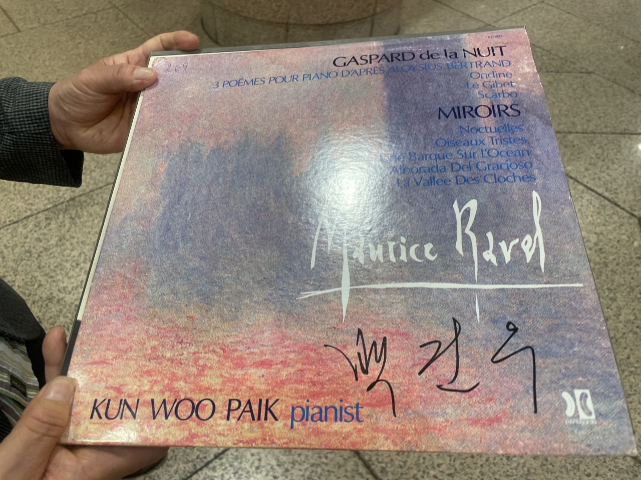 백건우의 독주회를 찾은 한 관객은 그의 데뷔 음반 LP를 들고와 사인을 받았다.