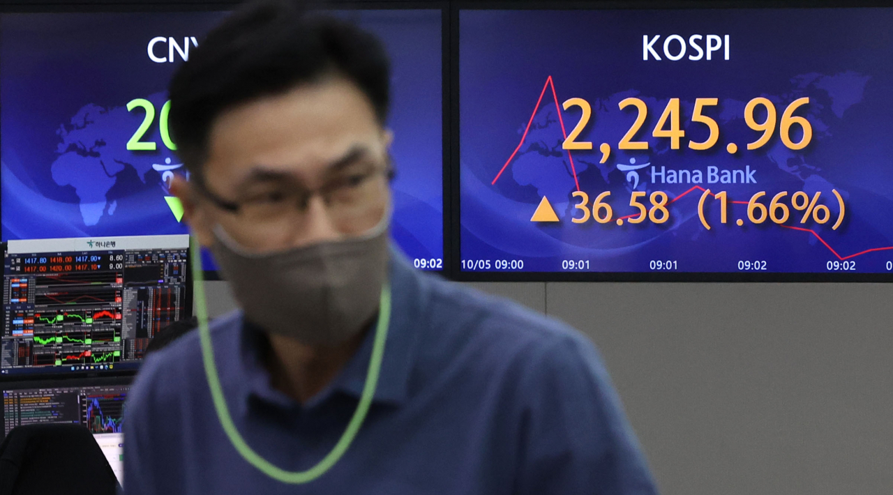 지난 5일 오전 서울 중구 하나은행 본점 딜링룸에서 딜러들이 업무를 보고 있다. 원화 약세와 한미 금리역전 현상은 우리나라 증시 위축의 주요 원인으로 꼽힌다. [연합]