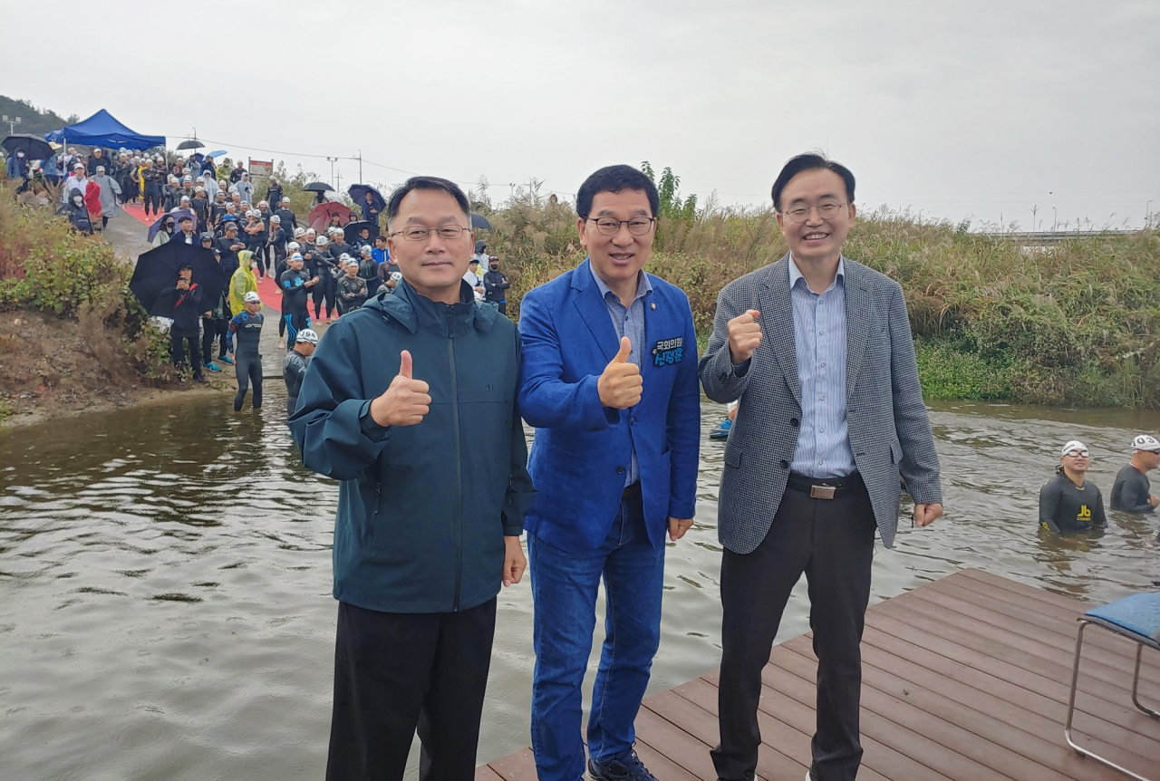 철인3종경기를 격려차 방문한 윤병태시장(오른쪽),신정훈의원(가운데)