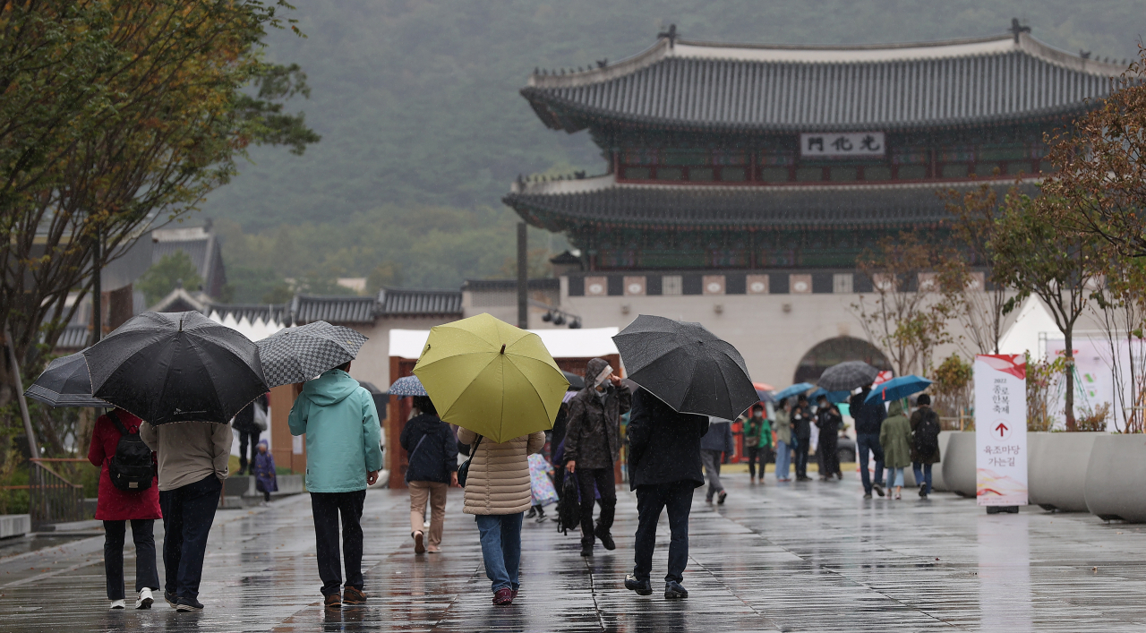 전국 곳곳에 비 소식이 있는 지난 9일 오전 서울 광화문광장을 찾은 시민들이 우산을 쓴 채 이동하고 있다. [연합]