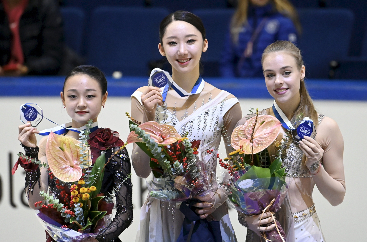 금메달 김예림(가운데)와 은메달을 차지한 김채연(왼쪽) [AP]