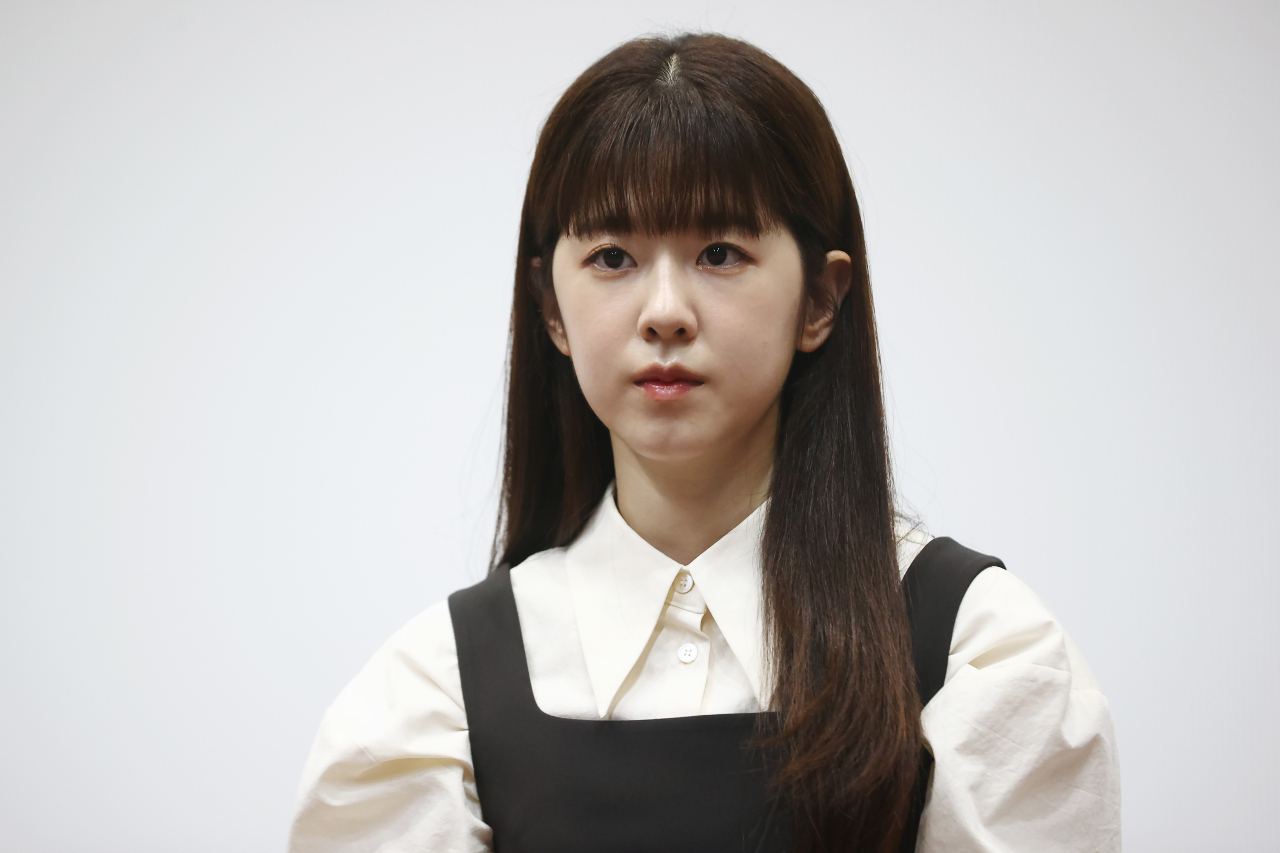 배우 박혜수가 지난 9일 부산 해운대구 영진흥위원회 시사실에서 열린 영화 '너와 나' GV(관객과의 대화)에서 질문을 듣고 있다. [연합]