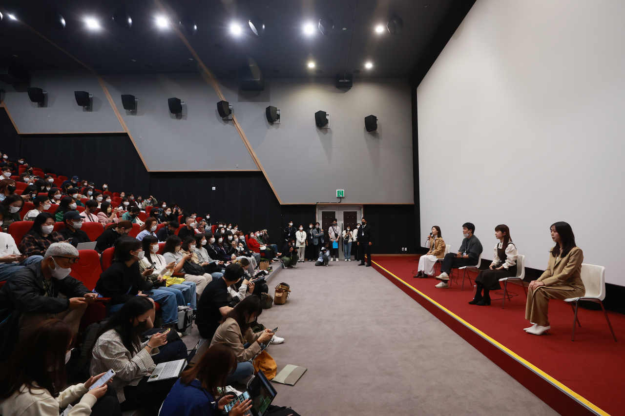 지난 9일 부산 해운대구 영진흥위원회 시사실에서 영화 '너와 나' GV(관객과의 대화)가 진행되고 있다. [연합]