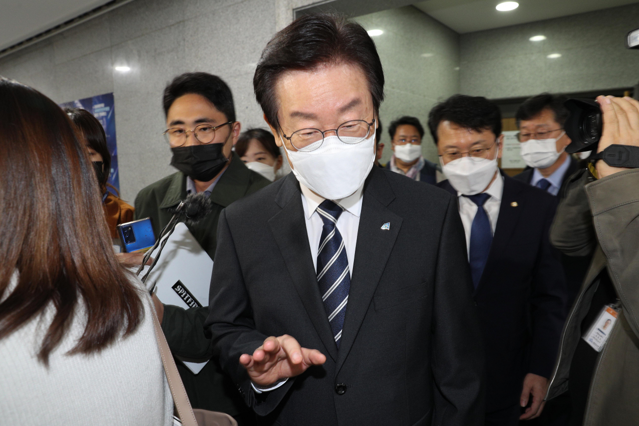 더불어민주당 이재명 대표가 10일 국회 의원회관에서 열린 세계한인민주회의 2022 컨퍼런스에 참석한 뒤 기자들의 질문을 들으며 이동하고 있다. [연합]