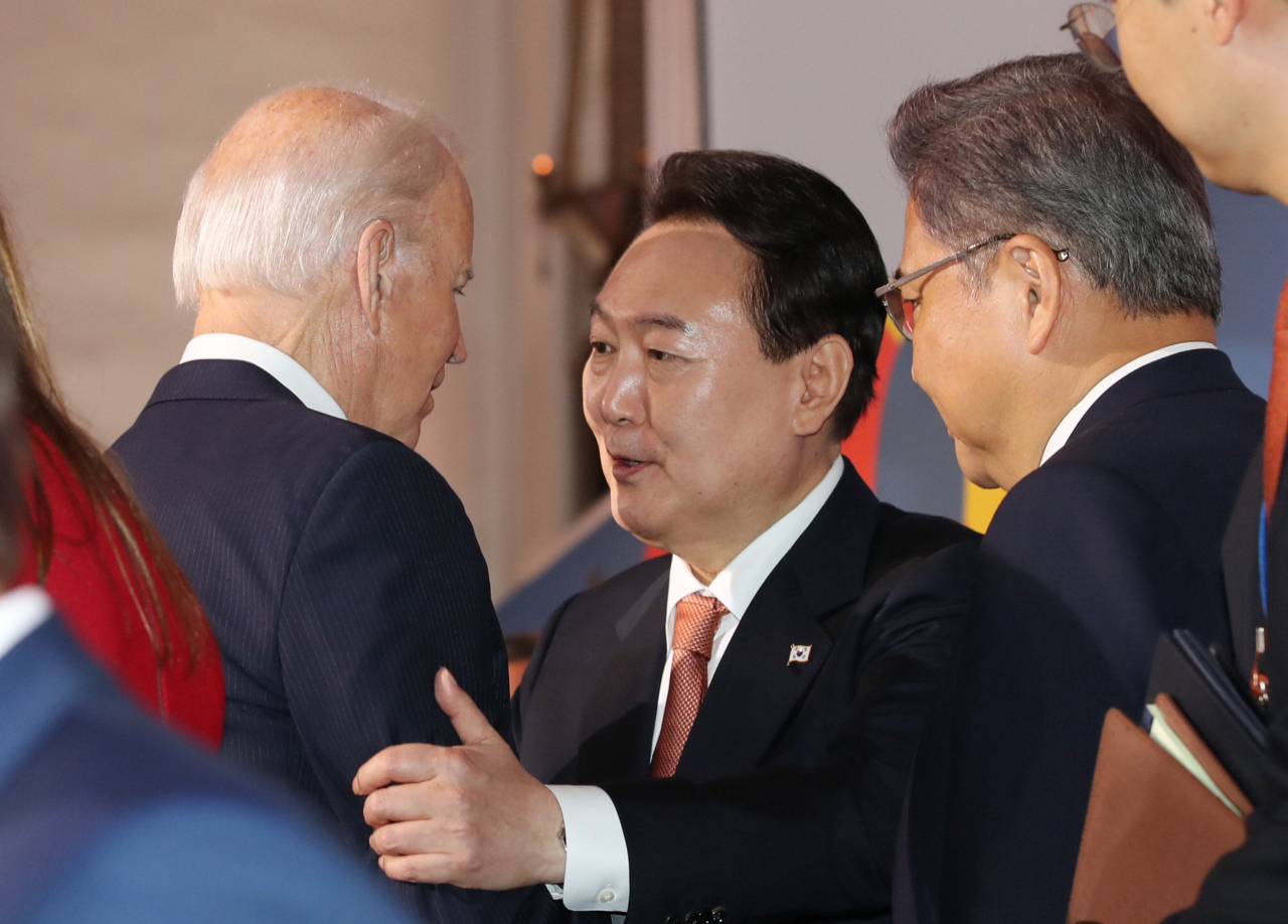 윤석열 대통령과 조 바이든 미국 대통령이 21일(현지시간) 미국 뉴욕 한 빌딩에서 열린 글로벌펀드 제7차 재정공약회의를 마친 뒤 대화를 나누고 있다. [연합]