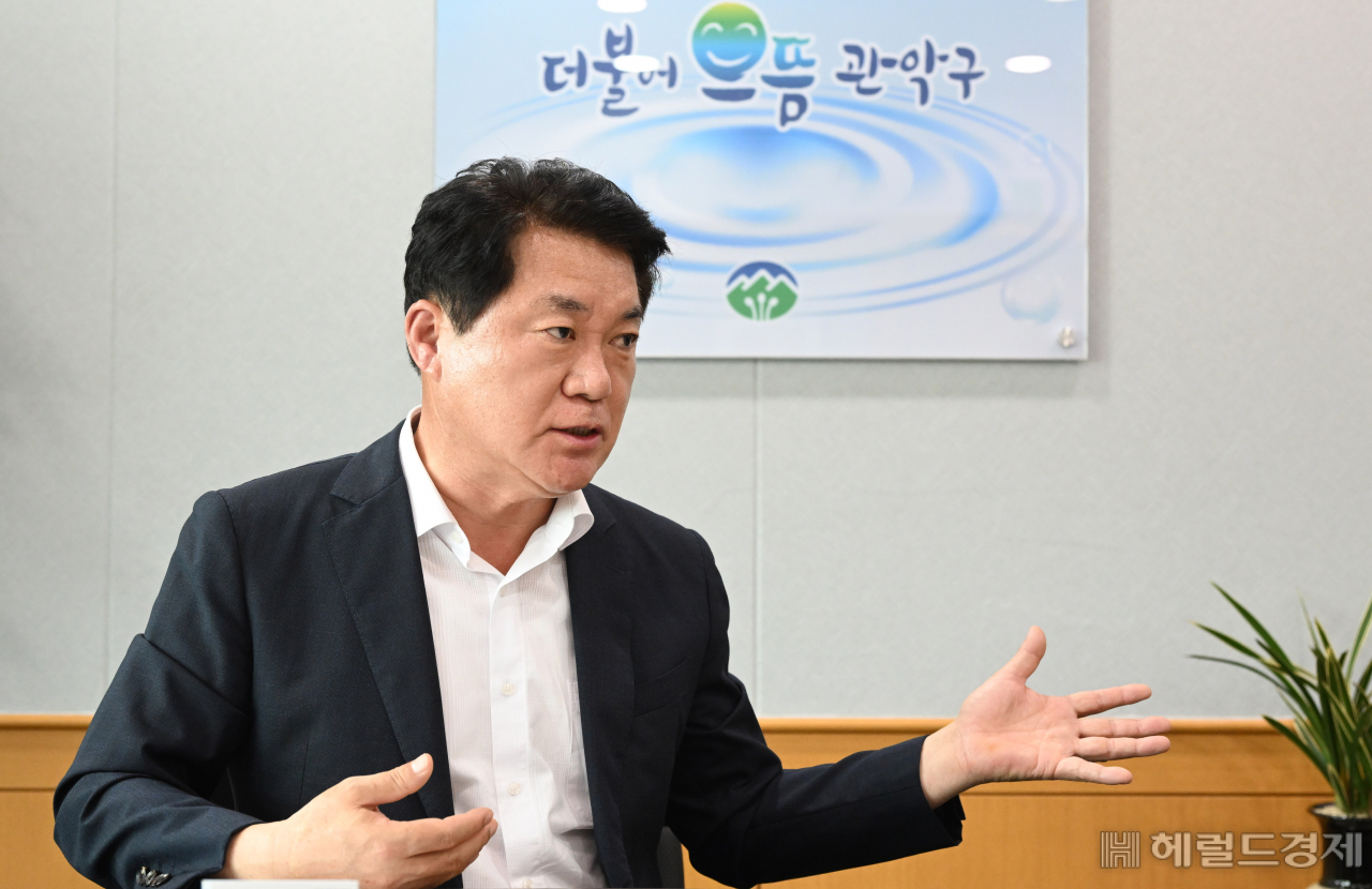 박준희 서울 관악구청장이 11일 헤럴드경제와 인터뷰에서 “경제구청장으로서 지역 경제 활성화를 위한 구정을 펼치겠다”고 각오를 밝히고 있다. 임세준 기자