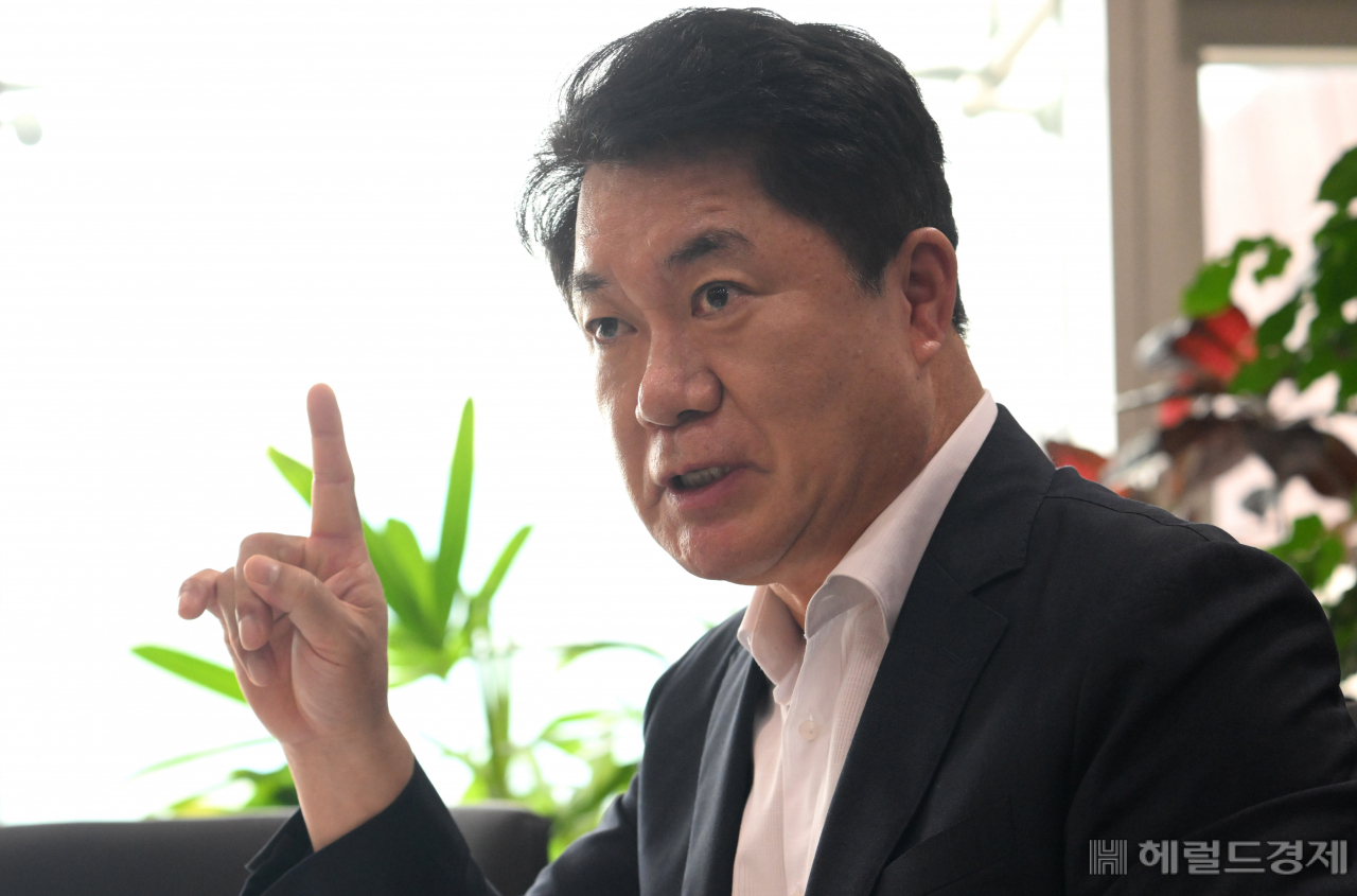 박준희 관악구청장이 11일 헤럴드경제와 인터뷰에서 “상인 자생력 강화를 위해 지원하고 있다”고 말하고 있다. 임세준 기자