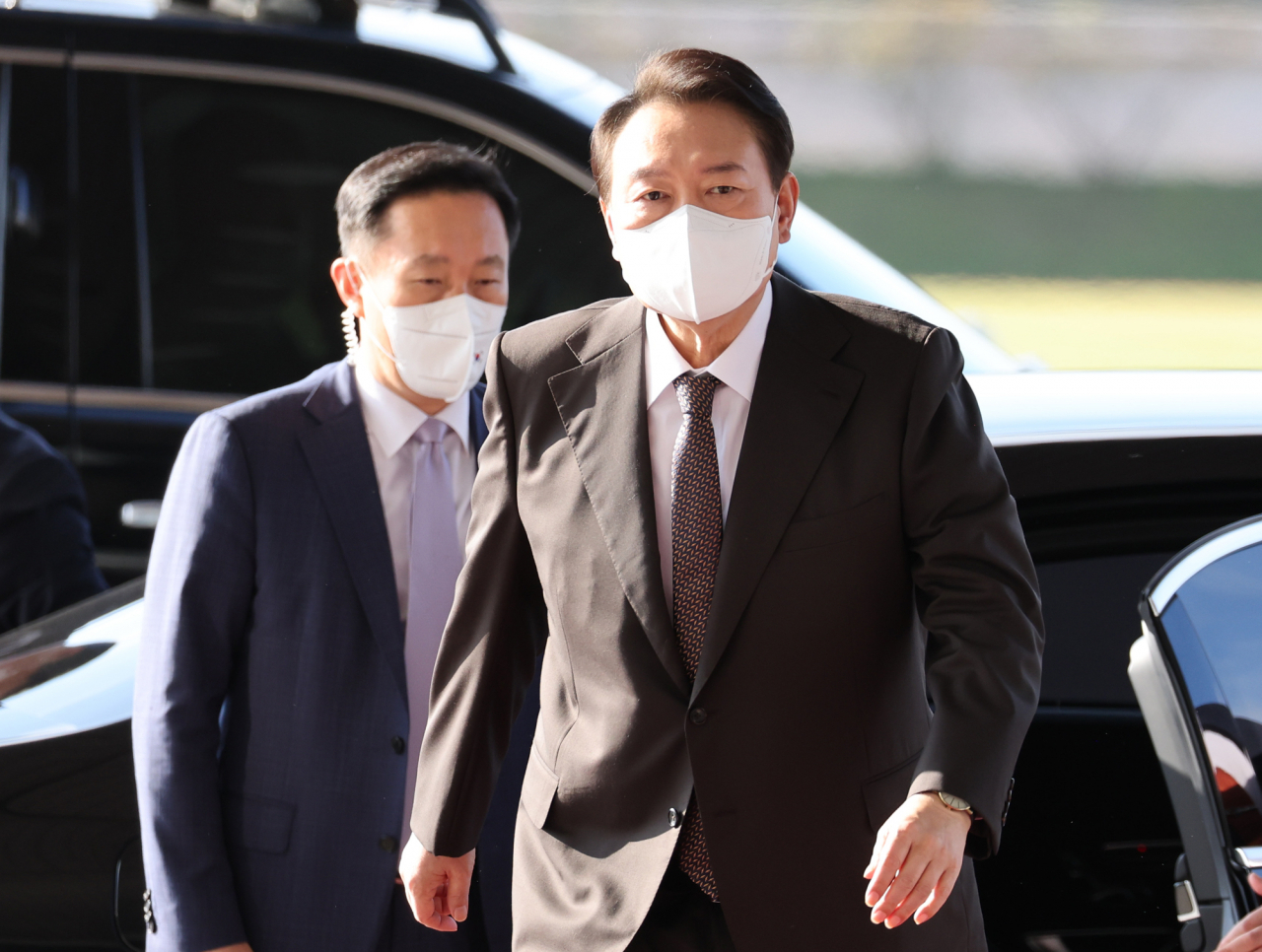 윤석열 대통령이 11일 오전 서울 용산 대통령실 청사로 출근하고 있다. [연합]