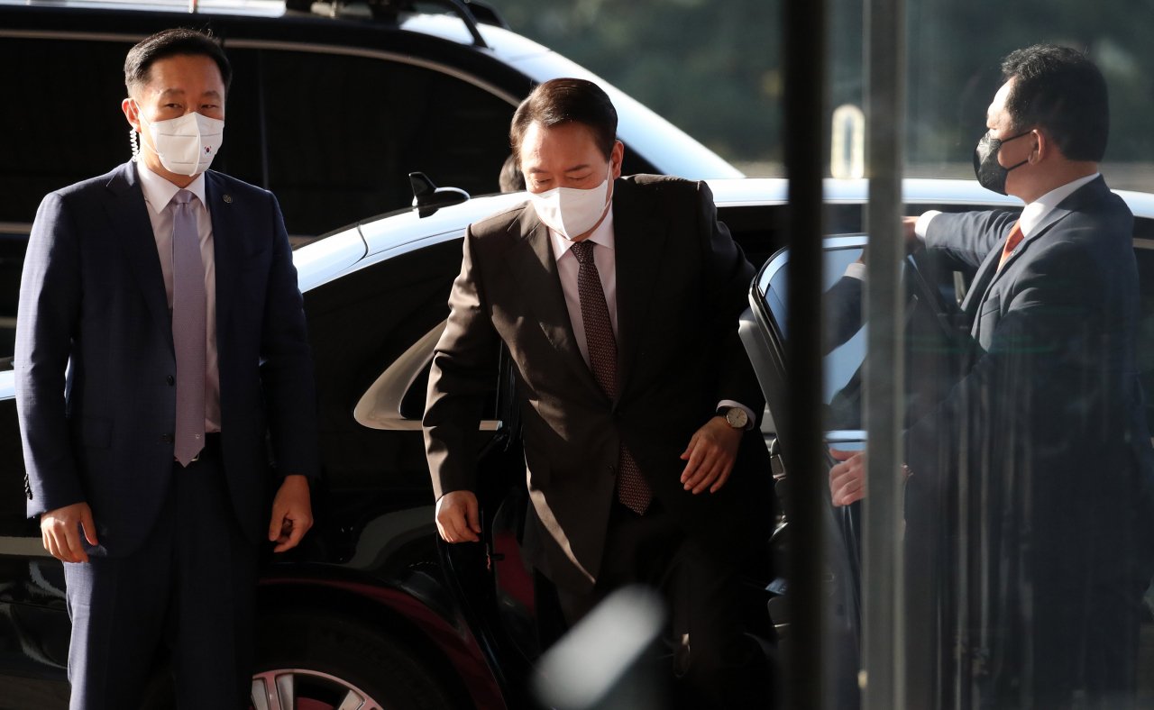 윤석열 대통령이 11일 오전 서울 용산 대통령실 청사로 출근하고 있다. [연합]