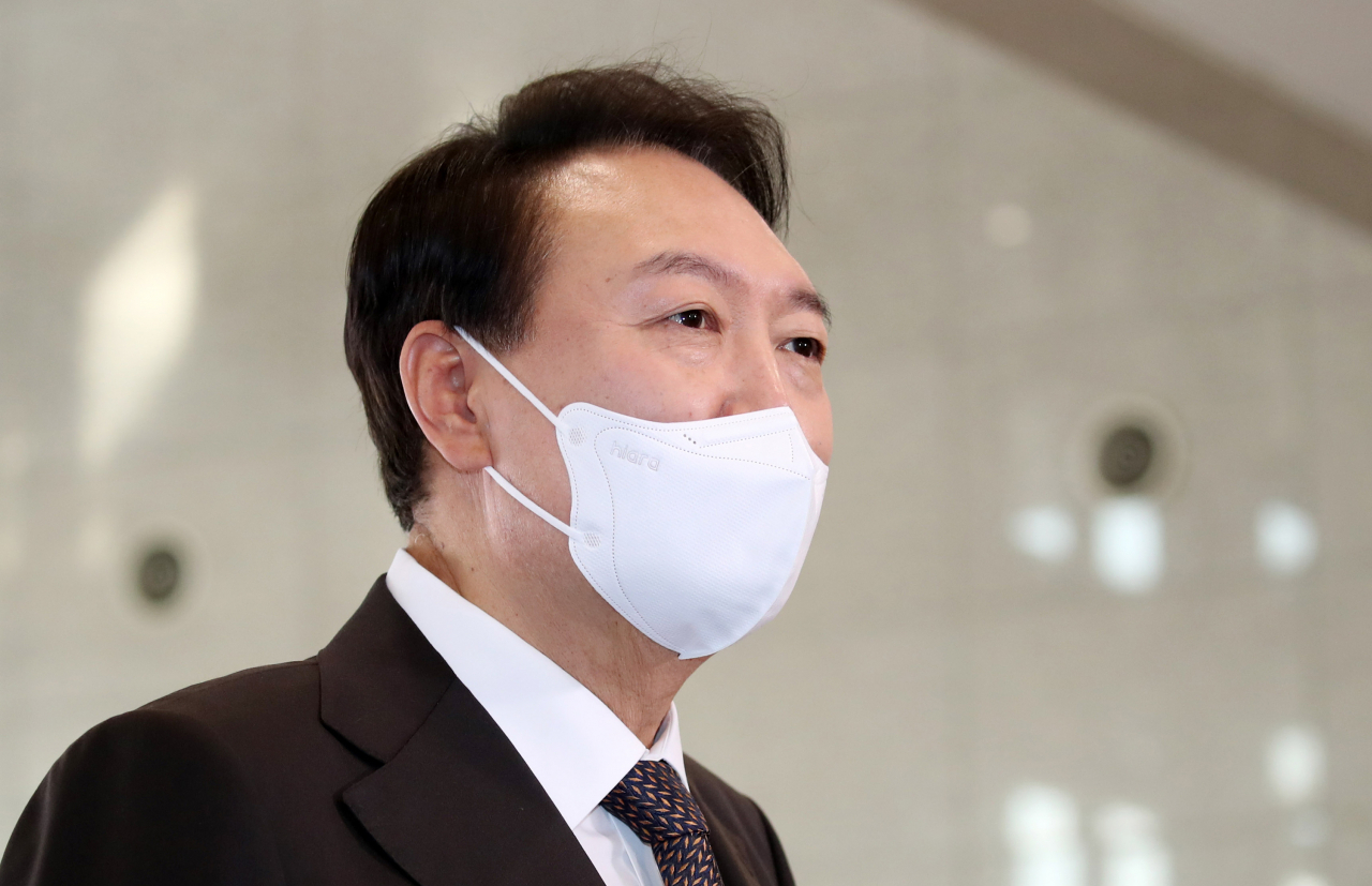 윤석열 대통령이 11일 오전 서울 용산 대통령실 청사로 출근, 취재진의 질문에 답하고 있다. [연합]