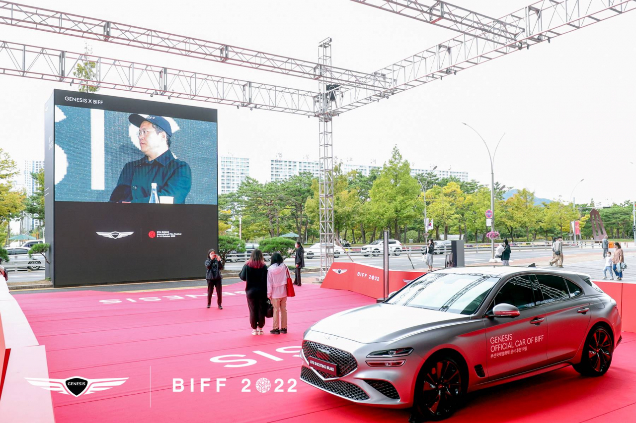 부산국제영화제 야외무대에 G70 슈팅 브레이크가 전시돼 있다. [제네시스 제공]