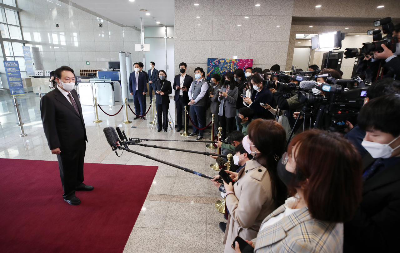 윤석열 대통령이 11일 오전 서울 용산 대통령실 청사로 출근, 취재진의 질문에 답하고 있다. [연합]